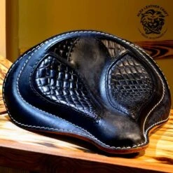 Bobber Solo Sitz Für Indian Scout Ab 2015 Spider Kroko Vintage Schwarz -Alex Leather Craft Verkäufe bobber solo seat for indian scout since 2017 spider kroko vintage black 2 1000x1000 1