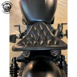 Bobber Solo Sitz Für Indian Scout Ab 2015 Standard Schwarz Rautenmuster -Alex Leather Craft Verkäufe bobber solo seat for indian scout since 2017 standard black v3 9 1000x1000 1