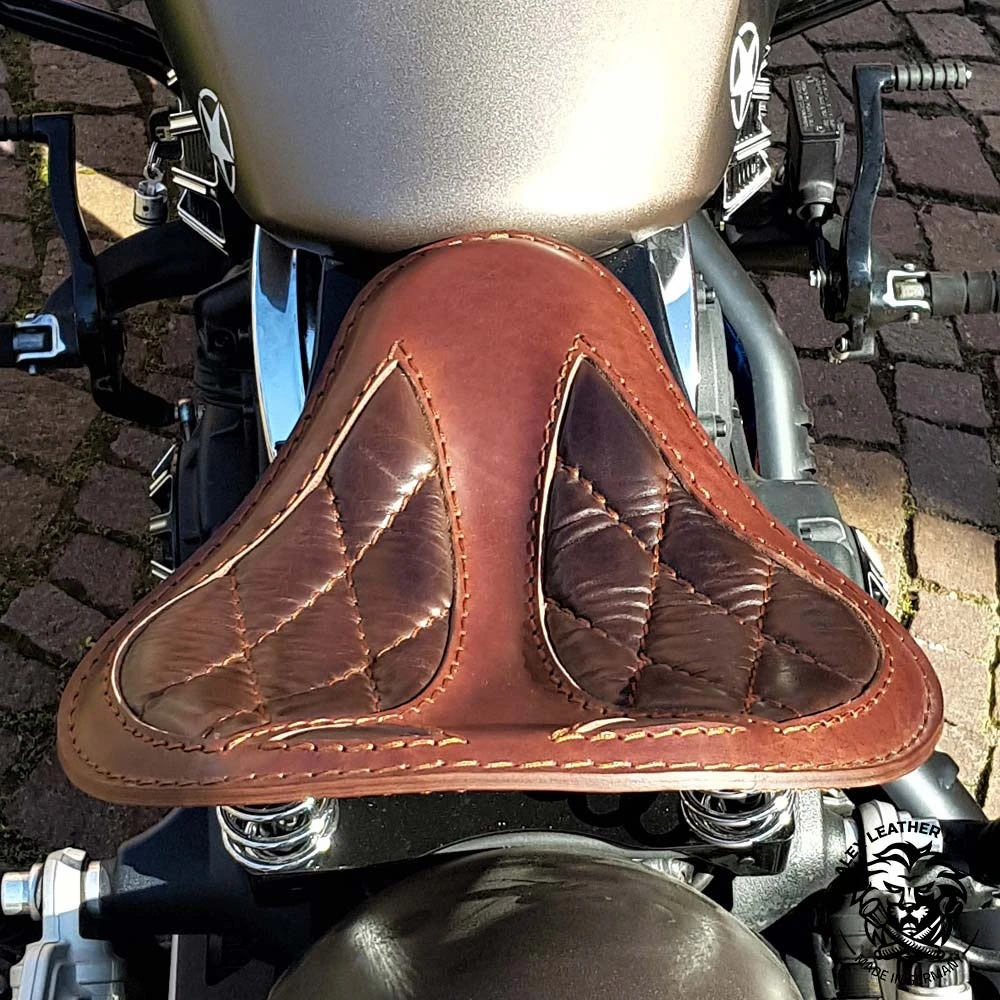 Bobber Solo Sitz Für Indian Scout Ab 2015 Standard Kurz Büffel Braun Rautenmuster 9 Bobber Solo Sitz Für Indian Scout Ab 2015 Standard Kurz Büffel Braun Rautenmuster – Bild 7