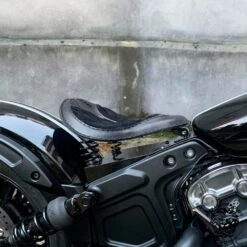 Bobber Solo Sitz Für Indian Scout Ab 2015 Standard Kurz Samt Schwarz Rautenmuster -Alex Leather Craft Verkäufe bobber solo seat for indian scout since 2017 standard short velvet black diamond 8 1000x1000 1