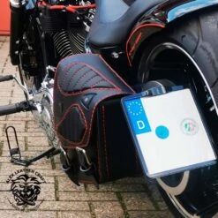 Motorrad Satteltasche Für Harley Davidson Softail Spider Schwarz Rot V2 -Alex Leather Craft Verkäufe motorcycle saddelbag softail from 2018 spider black hand sewn red 3 1000x1000 1
