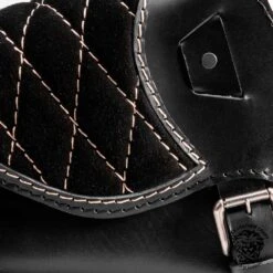 Motorrad Satteltasche Sportster 1988-2020 Glanz Und Samt Schwarz & Beige Rautenmuster -Alex Leather Craft Verkäufe motorcycle saddlebag sportster 1988 2020 diamond gloss and velvet black beige 3 1000x1000 1