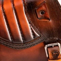 Motorrad Satteltasche Sportster 1988-2020 Sattel Tan V2 -Alex Leather Craft Verkäufe motorcycle saddlebag sportster 1988 2020 saddle tan v2 3 1000x1000 1