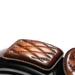 Sozius Sitzpad Sattel Tan Rautenmuster -Alex Leather Craft Verkäufe pillion seat pad saddle tan diamond 3 1000x1000 1