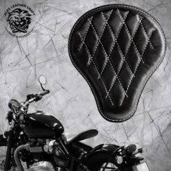Sitz Und Satteltasche Für Triumph Bonneville Bobber Schwarz Und Weiß Rautenmuster -Alex Leather Craft Verkäufe seat and saddlebag for triumph bonneville bobber black and white diamond 6 1000x1000 1