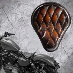 Sitz + Montage Kit Harley Davidson Sportster 04-22 Sattel Tan Rautenmuster