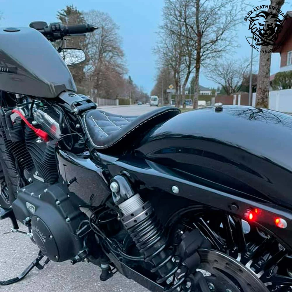 Solo Sitz Harley Davidson Sportster 04-22 Schwarz Und Weiß V3 7 Solo Sitz Harley Davidson Sportster 04-22 Schwarz Und Weiß V3 – Bild 5