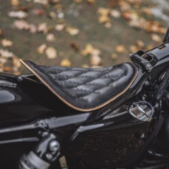 Solo Sitz Harley Davidson Sportster 04-22 Vintage Schwarz Rautenmuster 8 Solo Sitz Harley Davidson Sportster 04-22 Vintage Schwarz Rautenmuster -Alex Leather Craft Verkäufe solo seat harley davidson sportster 04 20 vintage black diamond 3 1000x1000 1