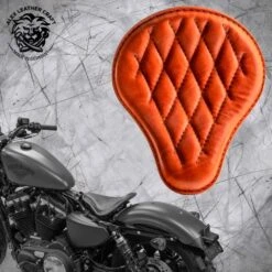 Solo Sitz + Montage Kit Harley Davidson Sportster 04-22 Cognac Rautenmuster