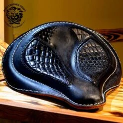 Solo Sitz + Montage Kit Harley Davidson Sportster 04-22 Spider Kroko Vintage Schwarz 5 Solo Sitz + Montage Kit Harley Davidson Sportster 04-22 Spider Kroko Vintage Schwarz -Alex Leather Craft Verkäufe solo seat montage kit harley davidson sportster 04 20 spider alligator vintage black 2 1000x1000 1