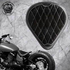 Solo Sitz Yamaha Drag Star 650 (V Star) Und Montage Kit Glanz Und Samt Schwarz Und Weiß Rautenmuster