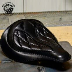 Triumph Bonneville Bobber Sitz Ab 2016 Spider Schwarz V3 -Alex Leather Craft Verkäufe triumph bonneville bobber seat from 2016 spider hand sewn black v2 1 1000x1000 1