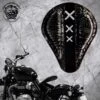 Triumph Bonneville Bobber Sitz Ab 2016 Amsterdam Schwarz Kroko Metall 2 Triumph Bonneville Bobber Sitz Ab 2016 Amsterdam Schwarz Kroko Metall -Alex Leather Craft Verkäufe triumph bonneville bobber seat from 2016 standard 4fourth black v2 1 1000x1000 1