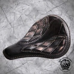 Triumph Bonneville Bobber Sitz Ab 2016 Lang LS Vintage Schwarz Und Beige V3 -Alex Leather Craft Verkäufe triumph bonneville bobber seat since 2016 long vintage black and white v3 3 1000x1000 1