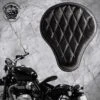 Triumph Bonneville Bobber Sitz Ab 2016 Standard Schwarz Und Weiß V3 -Alex Leather Craft Verkäufe triumph bonneville bobber seat since 2016 standard black and white hand sewn v3 1 1000x1000 1